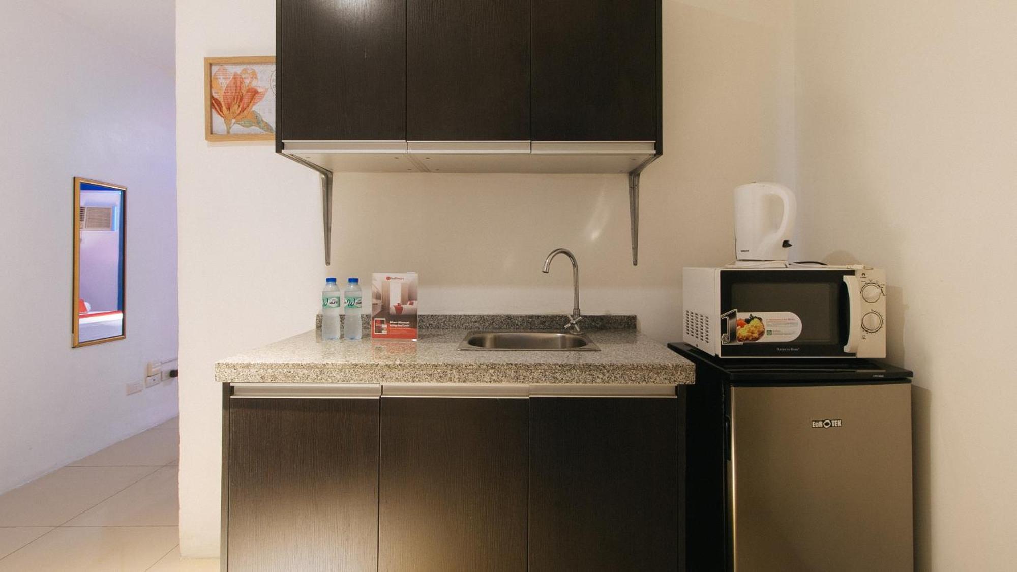 Reddoorz @ Melbourne Suites Makati Makati City Екстер'єр фото