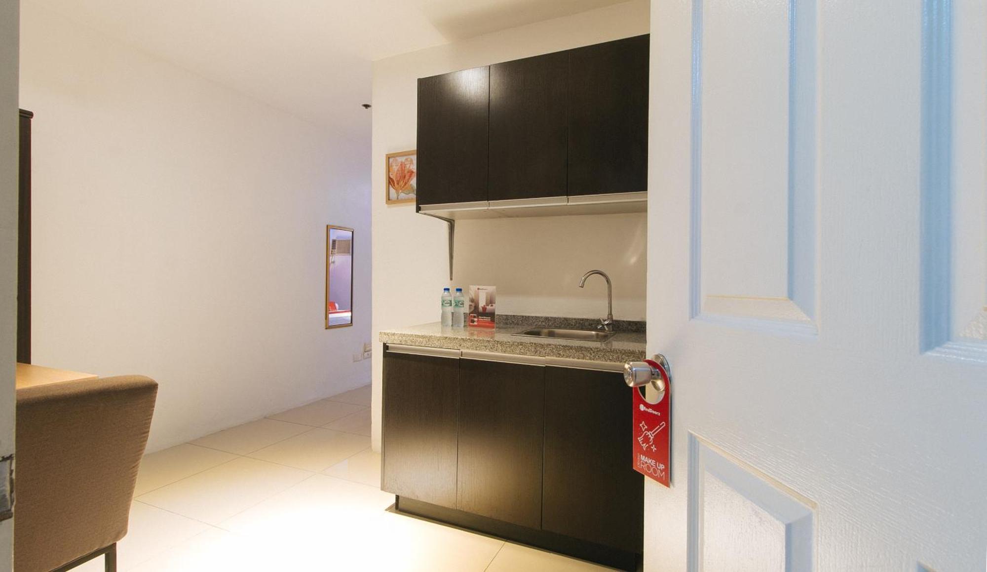 Reddoorz @ Melbourne Suites Makati Makati City Екстер'єр фото